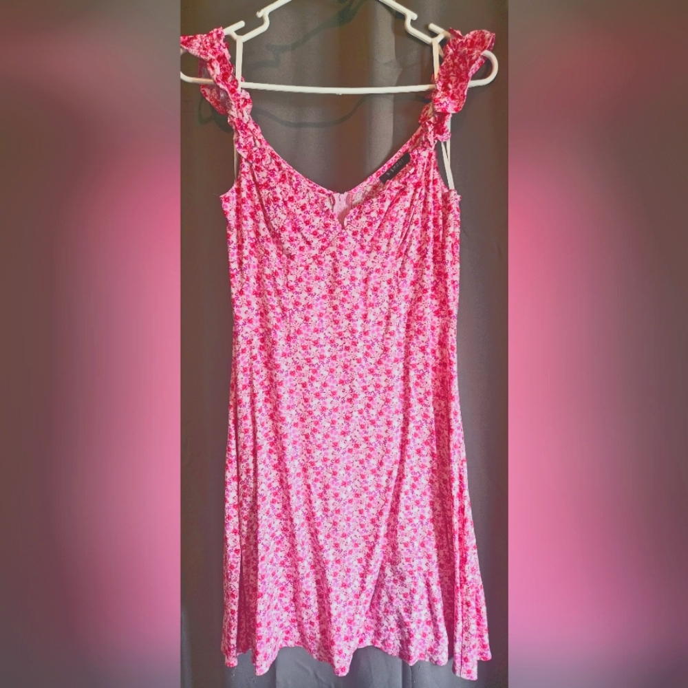 Size 9 Pink floral dress never worn but took the tags off